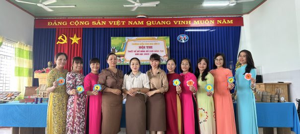 BGH+ GV  chụp ảnh lưu niệm trong ngày thi